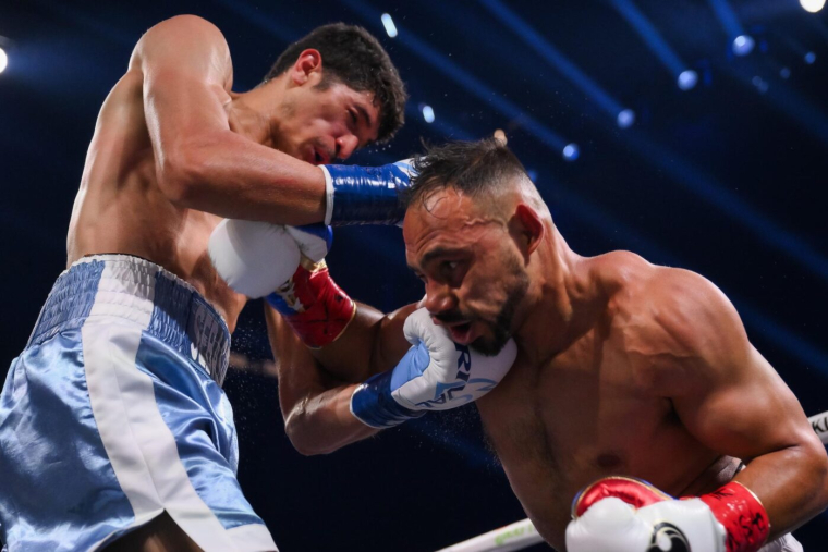 Un gardien remplaçant monte en tribune pour échanger des gnons