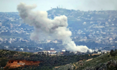 De la fumée s’élève du site d’une frappe aérienne israélienne qui a visé le village libanais de Dayr Seryan, dans le sud du pays, le 25 mars 2026 ( AFP / - )