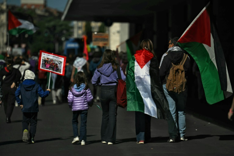 Des personnes participent à une manifestation en solidarité avec les Palestiniens et pour protester contre l'interception de la flottille Global Sumud par l'armée israélienne, à Rome, le 3 octobre 2025 ( AFP / Filippo MONTEFORTE )