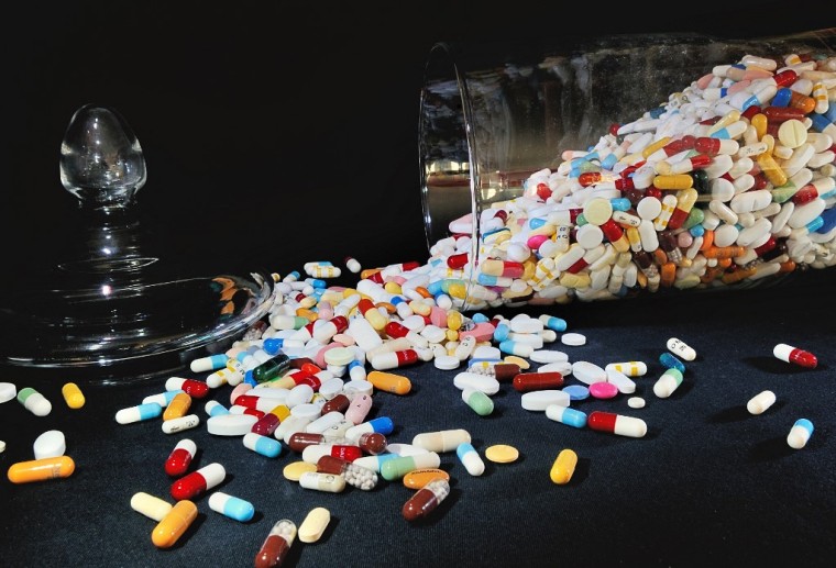 Les laboratoires fabriquant des médicaments génériques s'inquiètent de leur modèle économique. ( AFP / PHILIPPE HUGUEN )