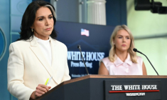 La directrice du renseignement national, Tulsi Gabbard, au pupitre de la salle de presse de la Maison Blanche, devant la porte-parole de l'exécutif américain, Karoline Leavitt, à Washington, le 23 juillet 2025 ( AFP / ANDREW CABALLERO-REYNOLDS )