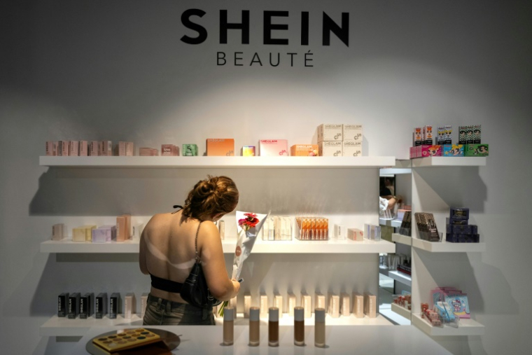 Une cliente dans une boutique éphémère de la marque asiatique Shein, le 26 juin 2025 à Diajon, en Côte-d'Or ( AFP / ARNAUD FINISTRE )