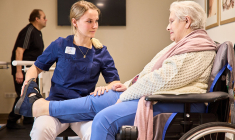 Une soignante dans une clinique de soins emeis. (Crédit: Alain Potignon / emeis)