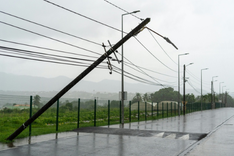 Un poteau électrique endommagé après le passage de la tempête tropicale Jerry, à Roujol, en Guadeloupe, le 10 octobre 2025 ( AFP / Cedrick Isham CALVADOS )