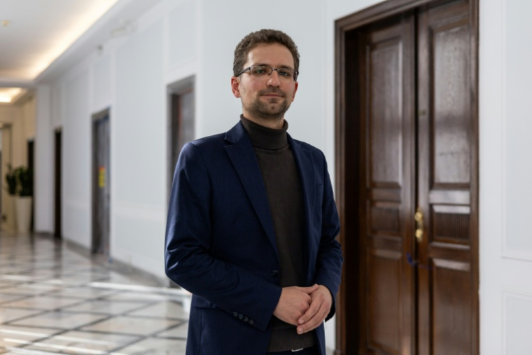 Michal Wawer, député du parti d'opposition ultra-conservateur Confédération, dans les couloirs du Parlement, à Varsovie, le 25 septembre 2025 ( AFP / Wojtek RADWANSKI )