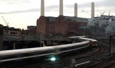 Des trains quittent la gare de Victoria à Londres, en Grande-Bretagne