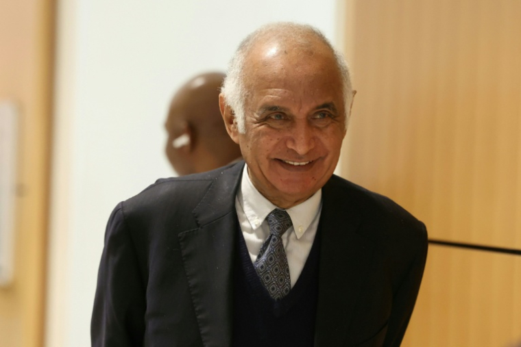 L'ex-banquier Wahib Nacer arrive au tribunal de Paris, le 27 mars 2025, pour une audience dans le cadre du procès libyen de l'ancien président Nicolas Sarkozy ( AFP / Alain JOCARD )