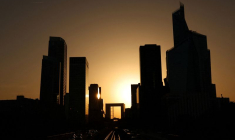 Le quartier financier et d'affaires de La Défense au coucher du soleil, vu depuis Puteaux