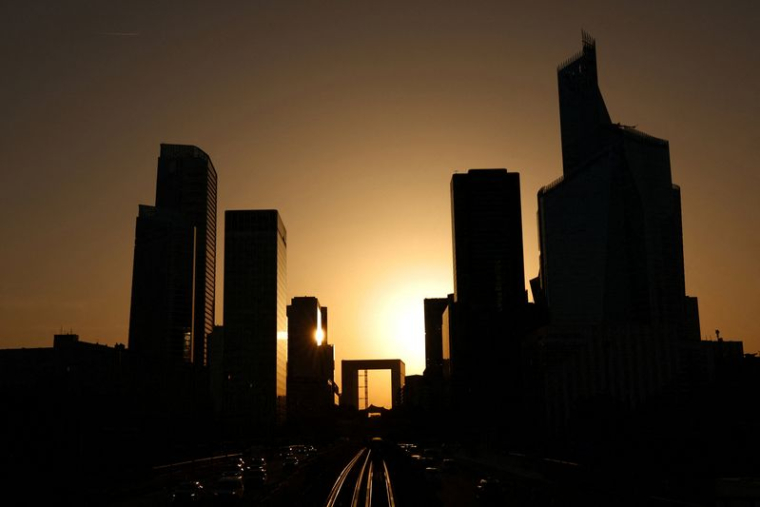Le quartier financier et d'affaires de La Défense au coucher du soleil, vu depuis Puteaux