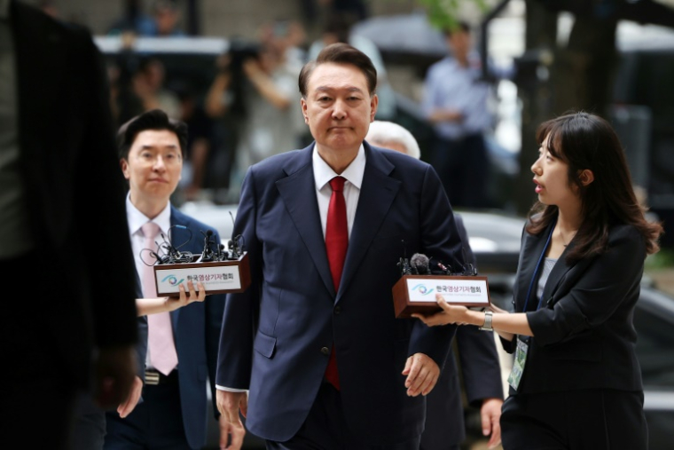 L'ancien président sud-coréen Yoon Suk Yeol (c) arrive au tribunal pour une audience sur son placement en détention, le 9 juillet 2025 à Séoul ( POOL / KIM HONG-JI )