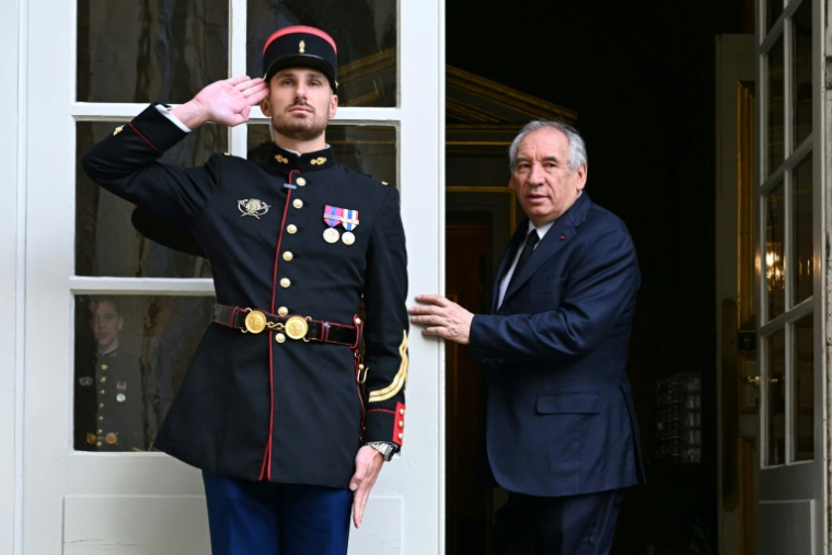 Le Premier ministre français François Bayrou arrive avant des réunions avec les chefs de parti dans le cadre de consultations politiques à l'Hôtel de Matignon à Paris, le 4 septembre 2025, avant le vote de confiance de l'Assemblée nationale française ( AFP / Bertrand GUAY )