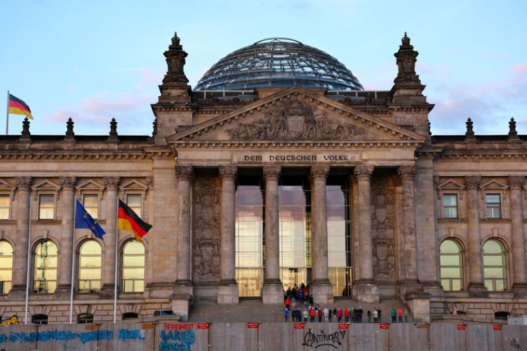 Des drapeaux flottent à l'extérieur du bâtiment du Reichstag, le siège du parlement allemand, à Berlin