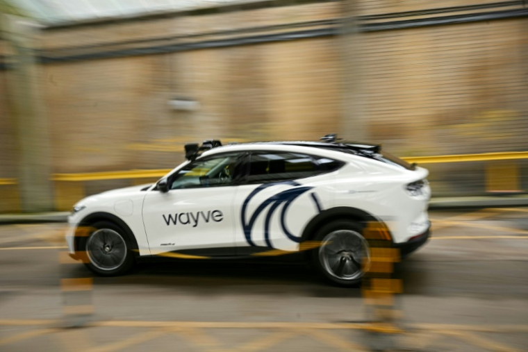 Une voiture de la société britannique Wayve Technologies Ltd, spécialisée dans les technologies de conduite autonome, circulant dans les rues de Londres, le 8 juin 2026 ( AFP / Ben STANSALL )