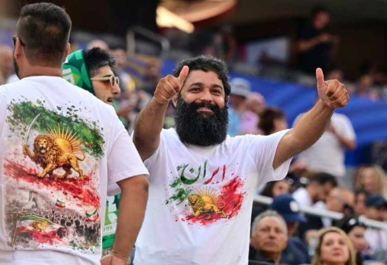 Des supporters iraniens arborent des t-shirts aux couleurs du drapeau utilisé par l'Iran avant la révolution islamique, à l'intérieur du SoFi Stadium à Inglewood, près de Los Angeles, le 15 juin 2026 ( AFP / Frederic J. Brown )