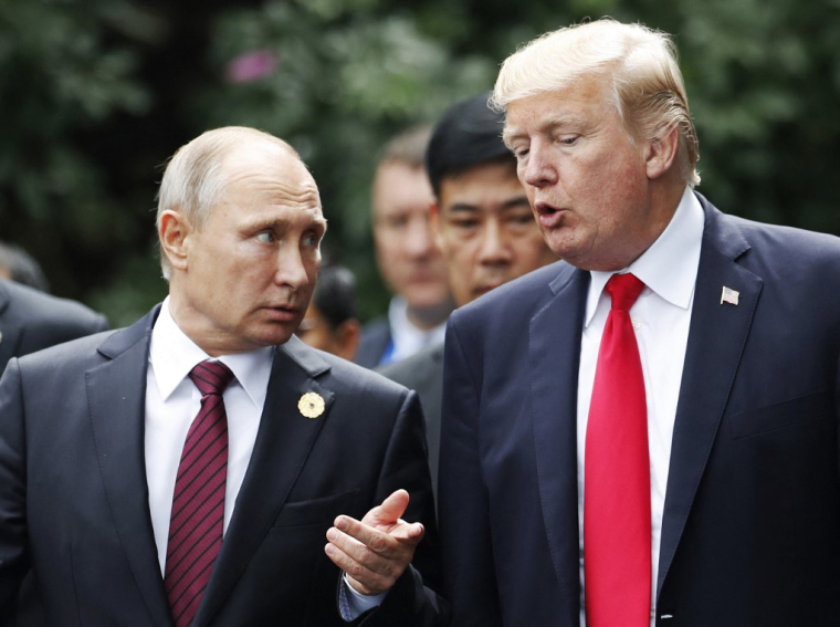 Vladimir Poutine et Donad Trump à Danang, au Vietnam, le 11 novembre 2017. ( POOL / JORGE SILVA )