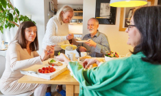 Qui a dit que la colocation est réservée aux étudiants? (Crédits photo : Adobe Stock -  )