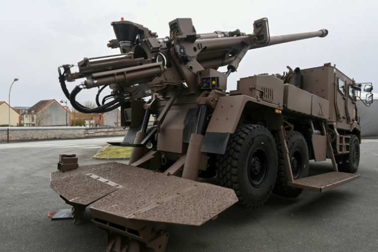 Un canon Caesar sur le site de l'usine d'armement franco-allemande KNDS de Bourges, le 21 mars 2025 ( AFP / JEAN-FRANCOIS MONIER )