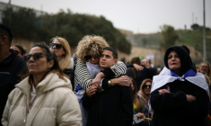 Des Israéliens assistent aux funérailles de l'otage Ran Gvili, à Meitar, le 28 janvier 2026 ( AFP / ilia yefimovich )