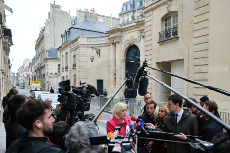 Marine Le Pen s'exprime devant la presse après sa rencontre avec le Premier ministre Sébastien Lecornu le 3 octobre 2025 à Paris ( AFP / Anne-Christine POUJOULAT )
