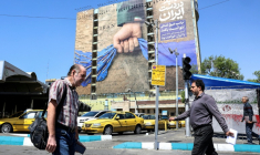 Une affiche représentant le détroit d'Ormuz sur la place Vanak de Téhéran, le 15 avril 2026 ( AFP / - )