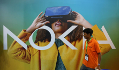Le logo de Nokia est visible au centre de congrès et d'exposition à New Delhi