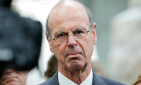 Le ministre de l'Economie Eric Lombard le 29 avril 2025, à Roissy-Charles de Gaulle, près de Paris ( AFP / GEOFFROY VAN DER HASSELT )