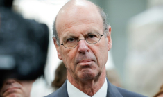 Le ministre de l'Economie Eric Lombard le 29 avril 2025, à Roissy-Charles de Gaulle, près de Paris ( AFP / GEOFFROY VAN DER HASSELT )
