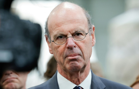 Le ministre de l'Economie Eric Lombard le 29 avril 2025, à Roissy-Charles de Gaulle, près de Paris ( AFP / GEOFFROY VAN DER HASSELT )