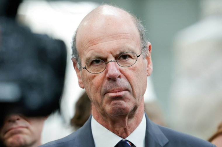 Le ministre de l'Economie Eric Lombard le 29 avril 2025, à Roissy-Charles de Gaulle, près de Paris ( AFP / GEOFFROY VAN DER HASSELT )