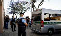 Un véhicule de la gendarmerie portugaise transportant une Française et son compagnon soupçonnés d'avoir abandonné deux enfants, arrivent au tribunal de Setúbal, le 23 mai 2026 ( AFP / FILIPE AMORIM )