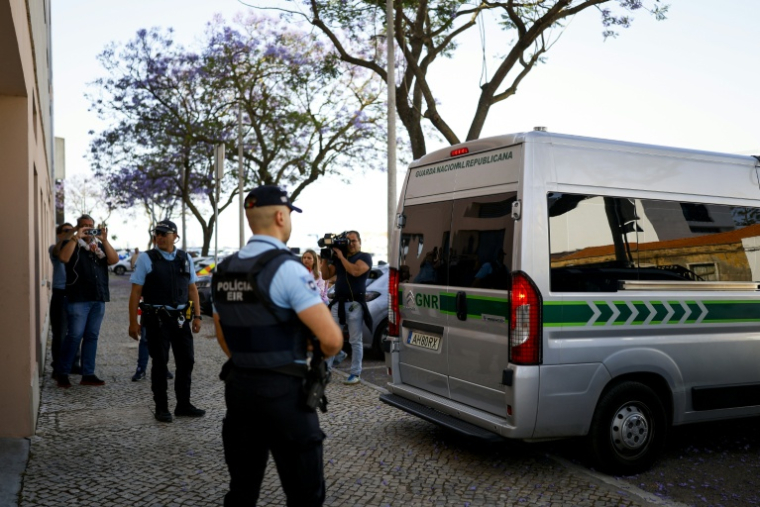 Un véhicule de la gendarmerie portugaise transportant une Française et son compagnon soupçonnés d'avoir abandonné deux enfants, arrivent au tribunal de Setúbal, le 23 mai 2026 ( AFP / FILIPE AMORIM )