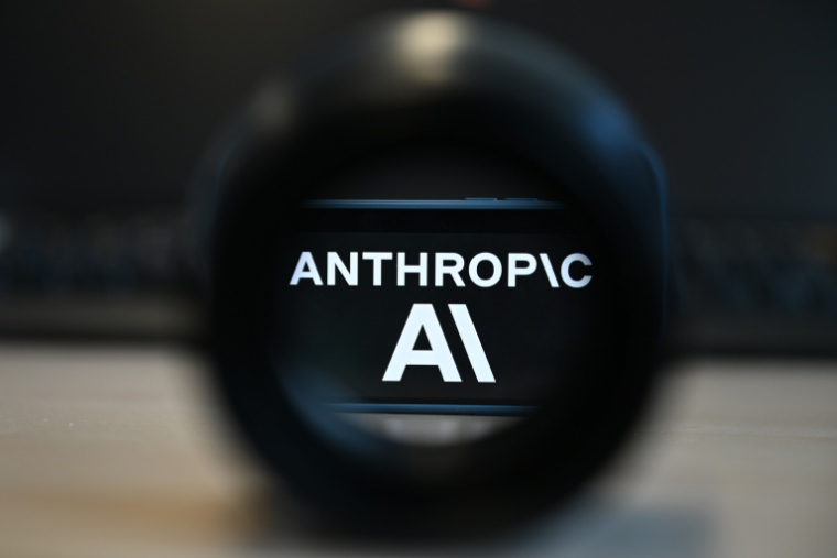 Anthropic consacre près de 100 des 335 pages du document aux risques auxquels est exposée la société, notamment en ce qui concerne l'IA ( AFP / Nicolas TUCAT )