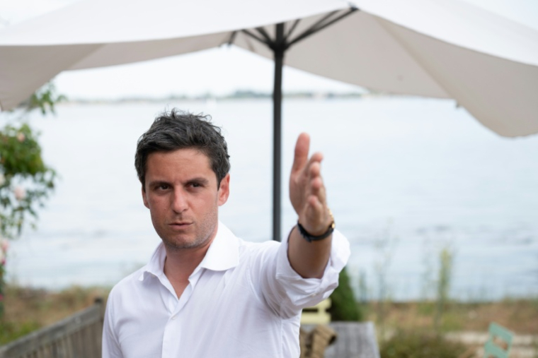 Le secrétaire général de Renaissance Gabriel Attal le 25 juillet 2026 à l'Ile-aux-Moines dans le Morbihan ( AFP / Sebastien Salom-Gomis )