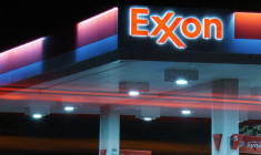 Des véhicules passent devant une station-service Exxon à Bethesda