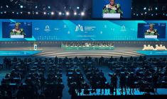 La directrice générale de l'Organisation mondiale du commerce, Ngozi Okonjo-Iweala, s'exprime lors de la cérémonie d'ouverture de la réunion ministérielle de l'OMC à Abou Dhabi\