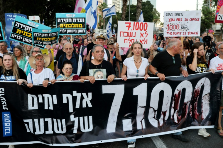 Des manifestants israéliens lors d'un rassemblement contre le gouvernement et la guerre à Gaza, sur la place des Otages à Tel-Aviv, le 2 juillet 2026, marquant les 1.000 jours depuis l'attaque du Hamas contre Israël le 7 octobre 2023 ( AFP / Jack GUEZ )