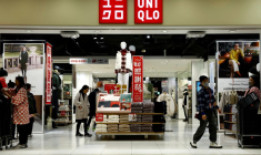 Des clients regardent des vêtements dans un magasin Uniqlo à Tokyo