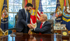Le nouveau maire de New York Zohran Mamdani, à gauche, et à sa droite le président américain Donald Trump, le 21 novembre 2025, à Washington ( AFP / Jim WATSON )