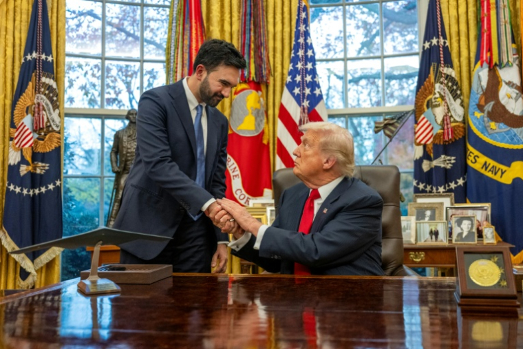 Le nouveau maire de New York Zohran Mamdani, à gauche, et à sa droite le président américain Donald Trump, le 21 novembre 2025, à Washington ( AFP / Jim WATSON )