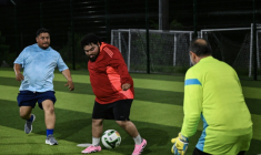 Des joueurs participent au programme de santé par le sport "Man vs Fat Soccer" pour perdre du poids, le 5 mai 2026 à Houston (Texas)  ( AFP / RONALDO SCHEMIDT )