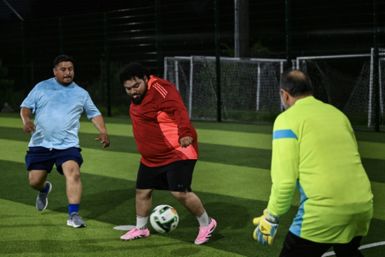 Des joueurs participent au programme de santé par le sport "Man vs Fat Soccer" pour perdre du poids, le 5 mai 2026 à Houston (Texas)  ( AFP / RONALDO SCHEMIDT )
