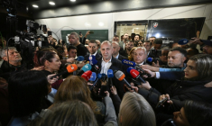 L'ancien président bulgare, Roumen Radev, répond à des journalistes, le 19 avril 2026 à Sofia ( AFP / Dimitar KYOSEMARLIEV )