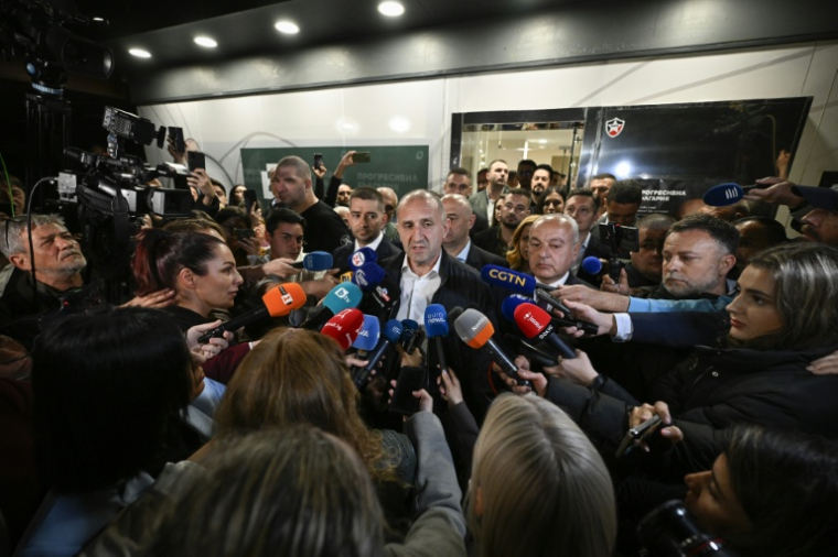 L'ancien président bulgare, Roumen Radev, répond à des journalistes, le 19 avril 2026 à Sofia ( AFP / Dimitar KYOSEMARLIEV )