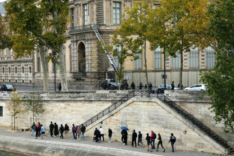 La police devant le monte-charge utilisé au musée du Louvre pour voler les joyaux de la Couronne, à Paris le 19 octobre 2025 ( AFP / Dimitar DILKOFF )