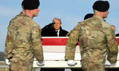 Donald Trump lors du retour des dépouilles des deux soldats américains tués en Syrie, le 17 décembre 2025 sur une base militaire du Delaware ( AFP / ANDREW CABALLERO-REYNOLDS )