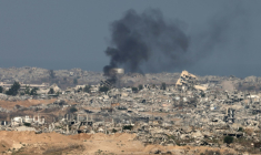 Une photo prise depuis la frontière israélienne avec la bande de Gaza montre de la fumée s'élèvant sur le site de bombardements israéliens sur le territoire palestinien dévasté, le 16 septembre 2025 ( AFP / Menahem KAHANA )