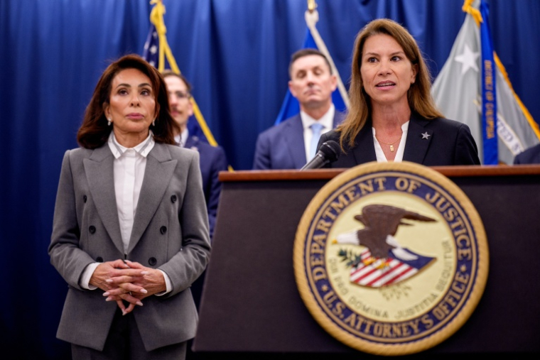 Tara McLeese (D), agente spéciale cheffe du bureau de Washington du Secret Service américain, accompagnée de Jeanine Pirro (G), procureure fédérale de Washington, lors d'une conférence de presse sur les centres d'arnaque démantelés à Madagascar, le 27 octobre 2026 à Washington, DC. ( GETTY IMAGES NORTH AMERICA / Andrew Harnik )