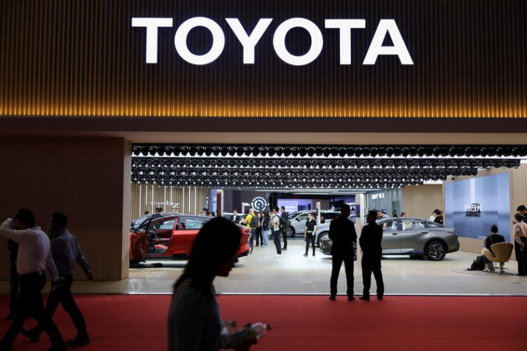 Des visiteurs au stand Toyota lors d'une journée médias du salon Auto Shanghai à Shanghai