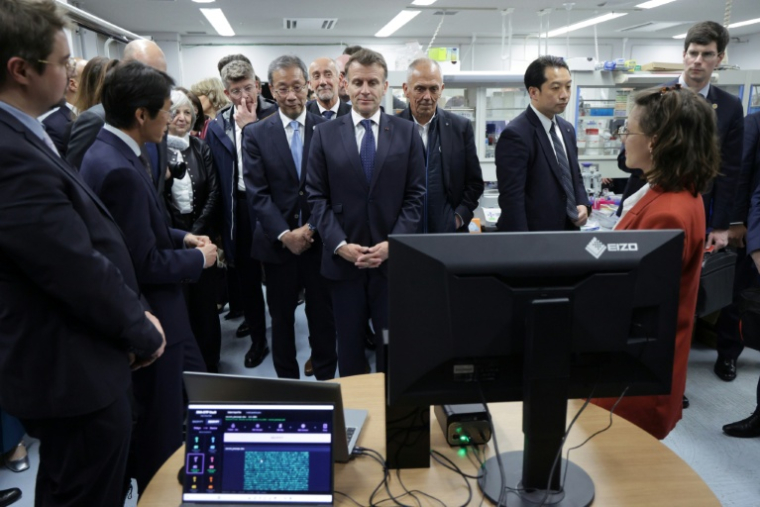Le président français Emmanuel Macron (C) visite les installations du LIMMS, en partenariat avec le laboratoire international de recherche français CNRS à Tokyo ,le 1er avril 2026 ( POOL / Ludovic MARIN )