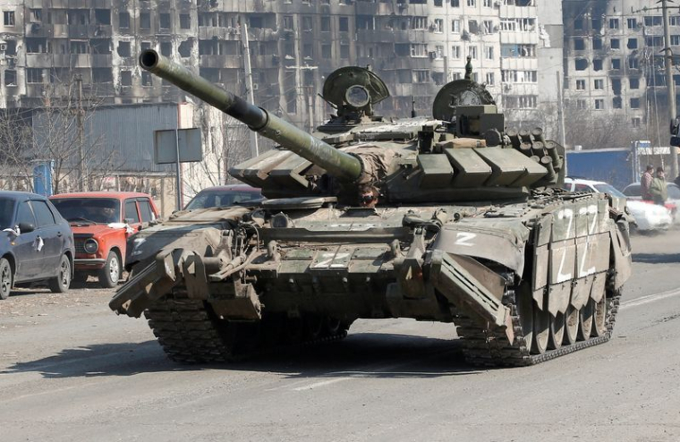 L'UKRAINE TENTE D'ÉVACUER LES CIVILS ALORS QUE LES FORCES RUSSES PILONNENT L'EST ET LE SUD